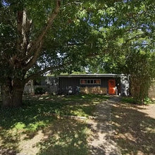 Load image into Gallery viewer, PENDING Mid-Century Modern 4/2/2 w/in-law,AIRBnB or subdivide Possibilities Have a unique chance to own an amazing flat roof 4/2/2 on a huge corner lot